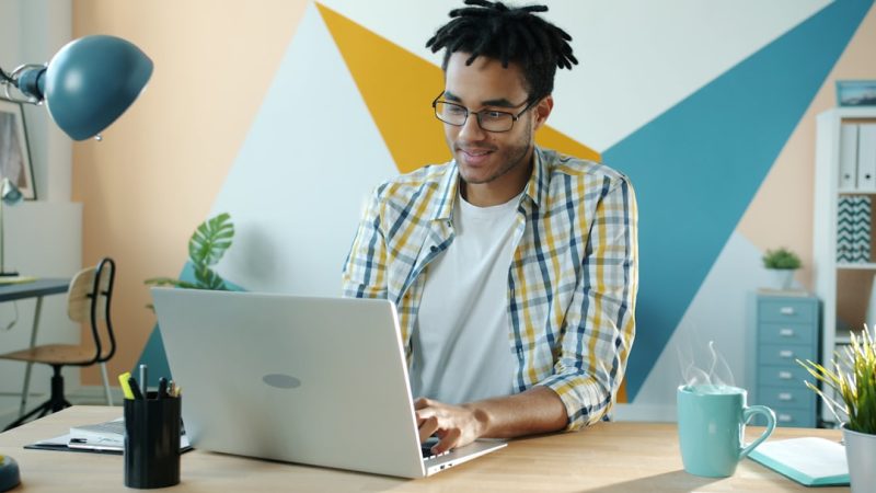 Как начать фриланс без опыта: лучшие платформы для удаленной работы в России