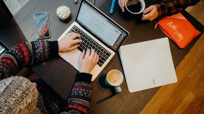 Как начать работать диктором удаленно: оборудование, тренинги и поиск заказов